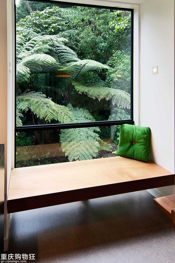 別怕，這類顏色的木板鋪滿墻一點也不壓抑、老土