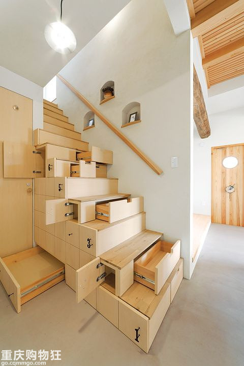 別怕，這類顏色的木板鋪滿墻一點也不壓抑、老土