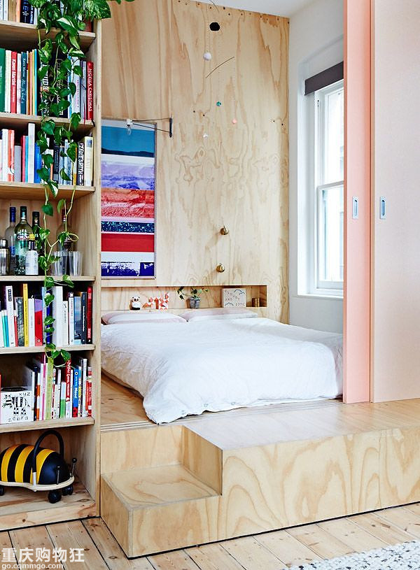 別怕，這類顏色的木板鋪滿墻一點也不壓抑、老土