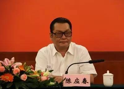 ｜點(diǎn)評(píng)｜ 有媒體梳理出，去年10月在家墜亡的國信證券原總裁陳鴻橋，其任職經(jīng)歷與陳應(yīng)春多有交集。2011年，因受賄罪獲刑7年的深圳市金融辦原主任李林，其任職期間的直接上司正是陳應(yīng)春。但目前并無消息顯示，這些事件存在直接關(guān)聯(lián)。