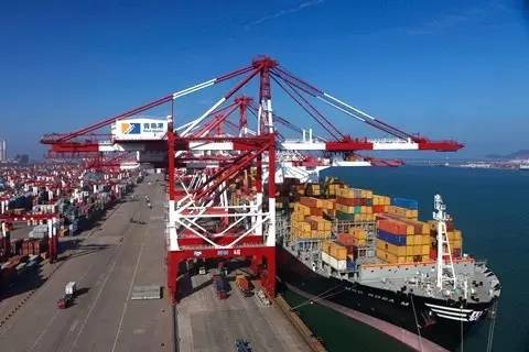 ｜點(diǎn)評(píng)｜ 所謂分銷中心或虛擬礦山，就是先把大量鐵礦石成批運(yùn)至中國港口堆存再進(jìn)行“零賣”，這樣既可提高供貨效率，也有利于與其他競(jìng)爭(zhēng)對(duì)手競(jìng)爭(zhēng)。國內(nèi)鋼鐵協(xié)會(huì)則擔(dān)心，此舉將影響市場(chǎng)價(jià)格，不利于其進(jìn)行價(jià)格談判。所以，這一計(jì)劃雖然很早就被提出來，但一直沒有能夠?qū)崿F(xiàn)。